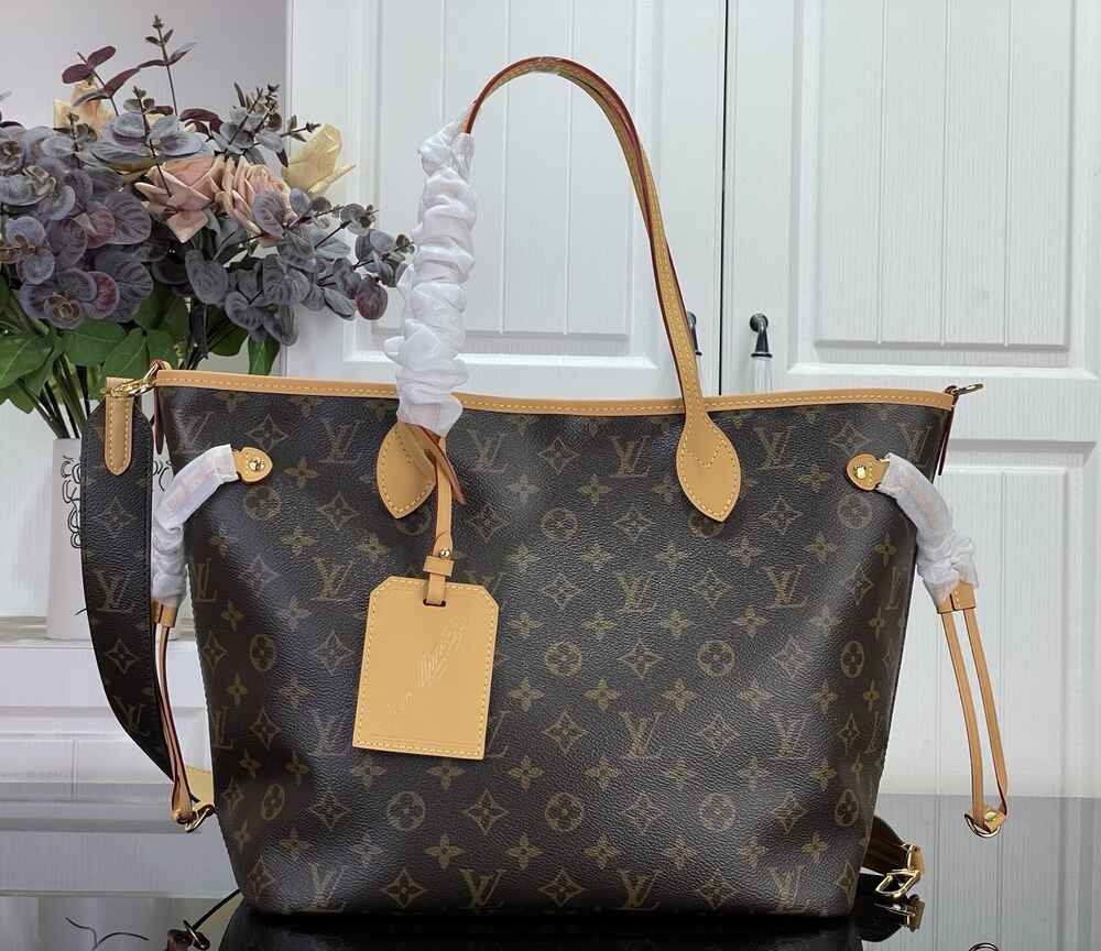 Louis Vuitton Neverfull MM Tote Bag in Monogram Canvas with Natural Leather Trim & Gold Hardware