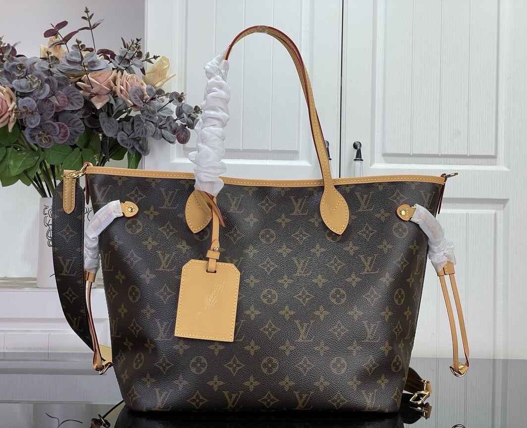 Louis Vuitton Neverfull MM Tote Bag in Monogram Canvas with Natural Leather Trim & Gold Hardware