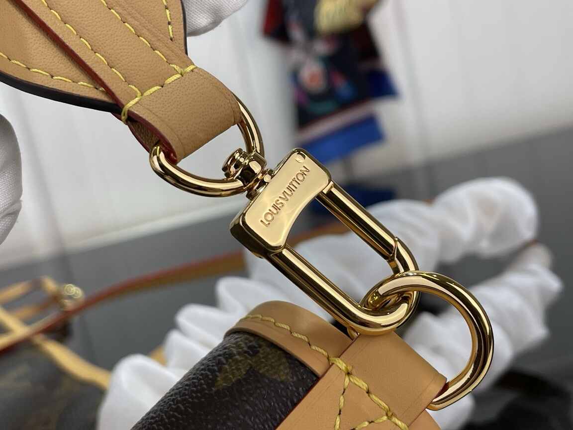 Louis Vuitton Neverfull MM Tote Bag in Monogram Canvas with Natural Leather Trim & Gold Hardware