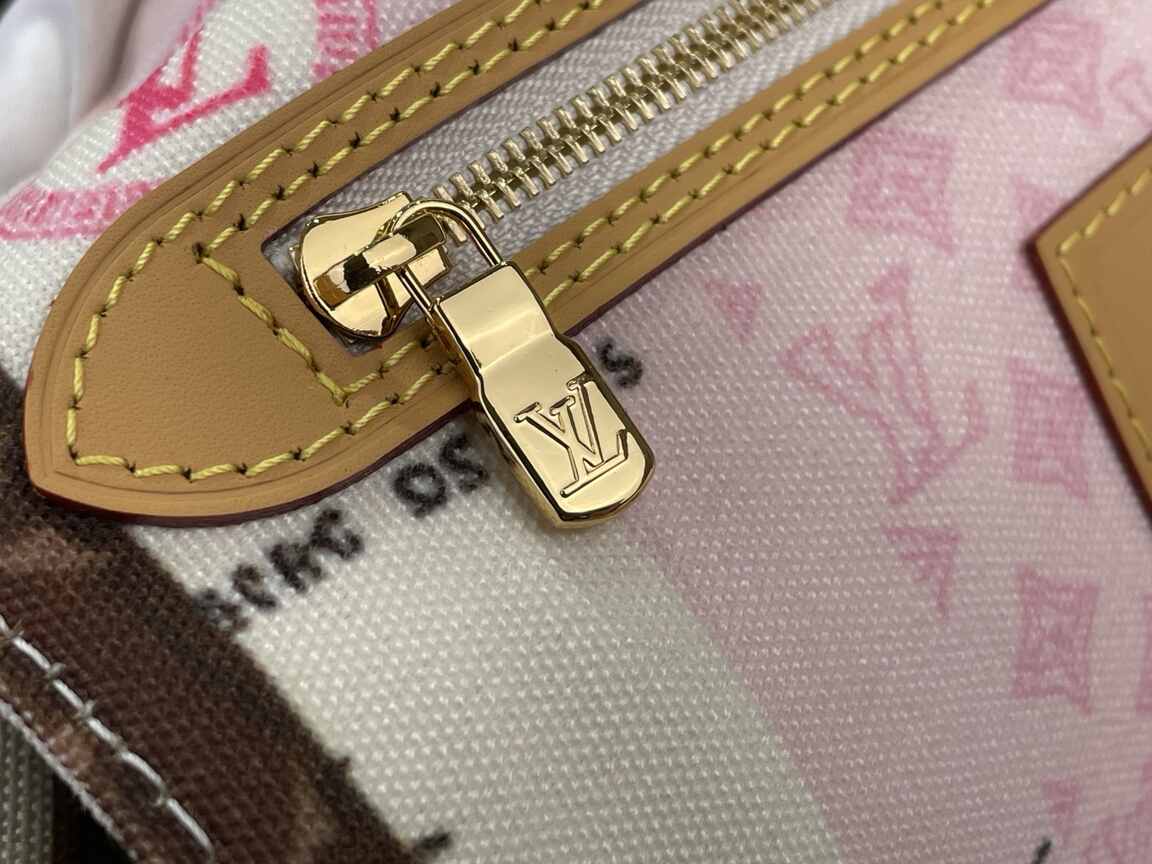 Louis Vuitton Neverfull MM Tote Bag in Monogram Canvas with Natural Leather Trim & Gold Hardware