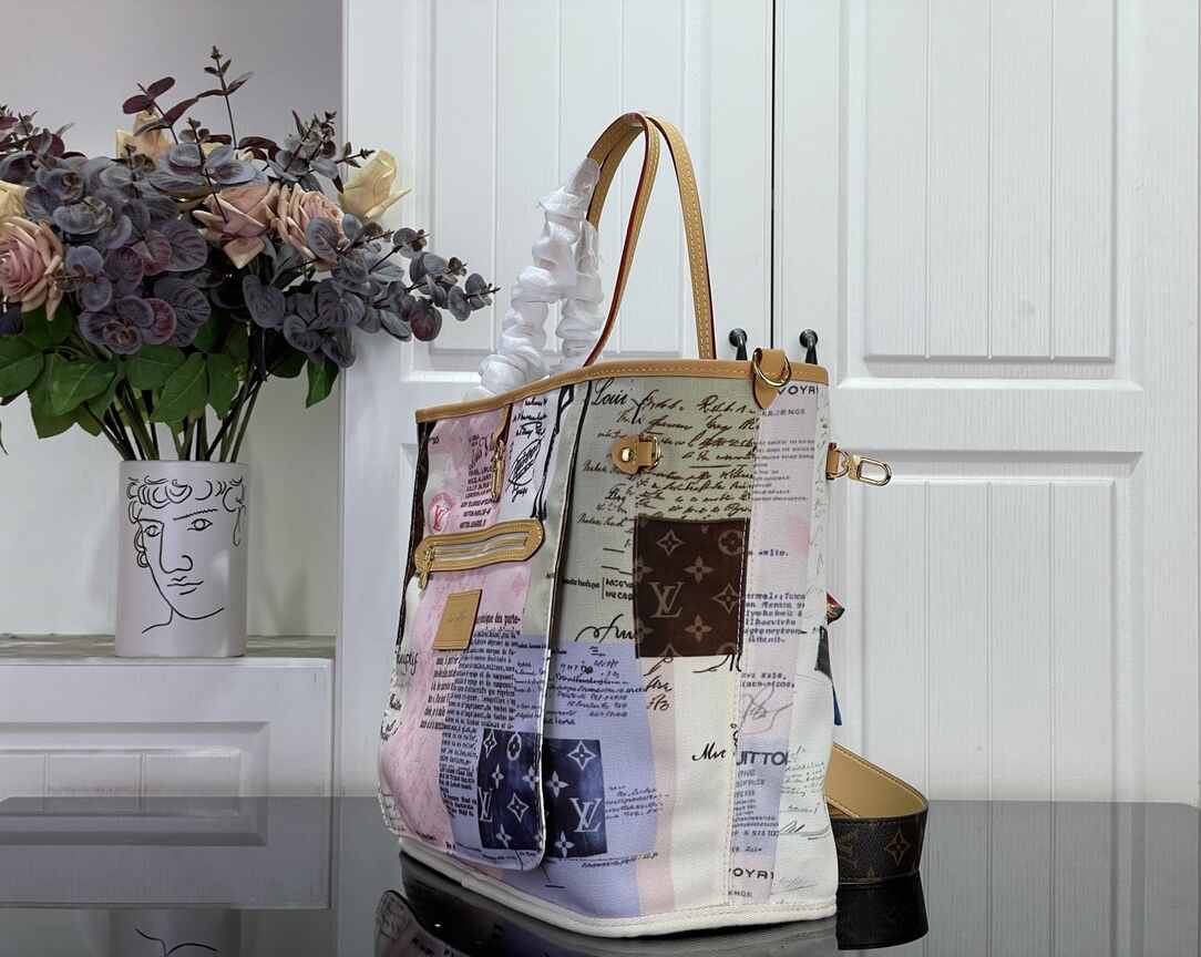 Louis Vuitton Neverfull MM Tote Bag in Monogram Canvas with Natural Leather Trim & Gold Hardware