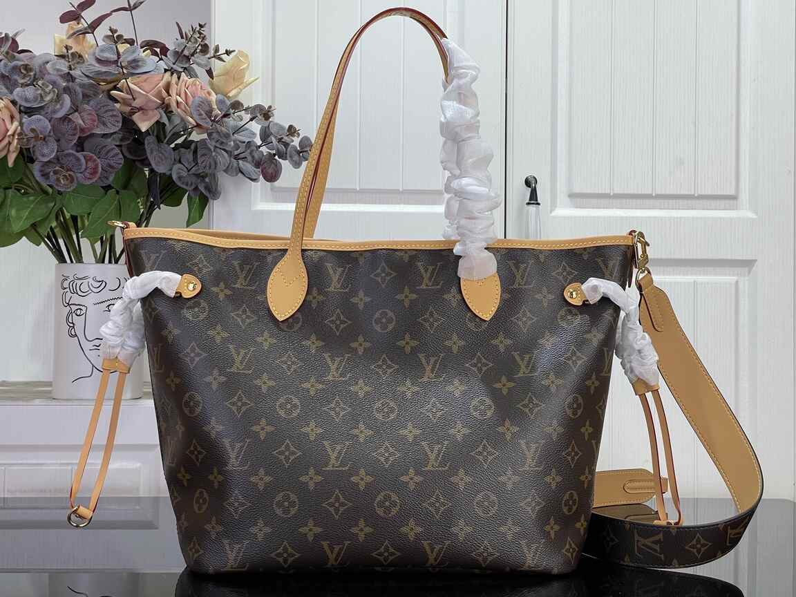 Louis Vuitton Neverfull MM Tote Bag in Monogram Canvas with Natural Leather Trim & Gold Hardware