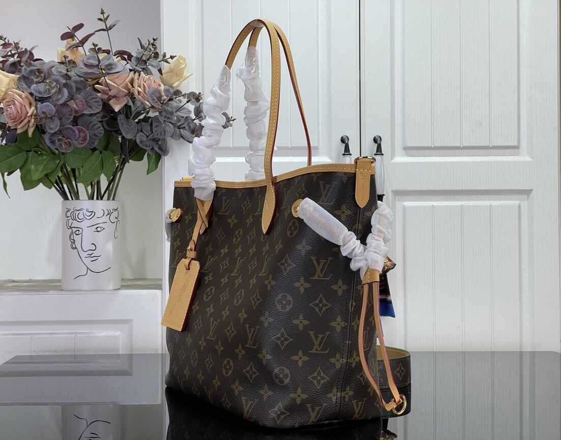 Louis Vuitton Neverfull MM Tote Bag in Monogram Canvas with Natural Leather Trim & Gold Hardware