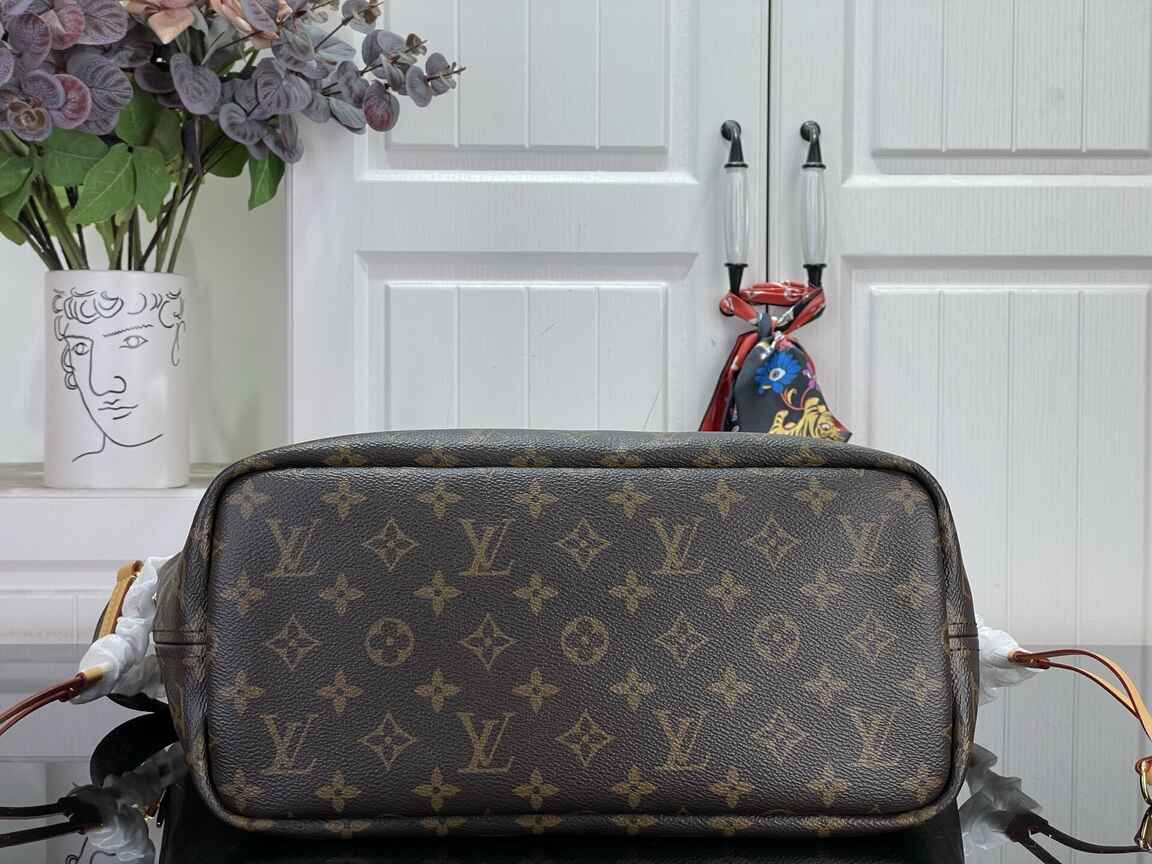 Louis Vuitton Neverfull MM Tote Bag in Monogram Canvas with Natural Leather Trim & Gold Hardware