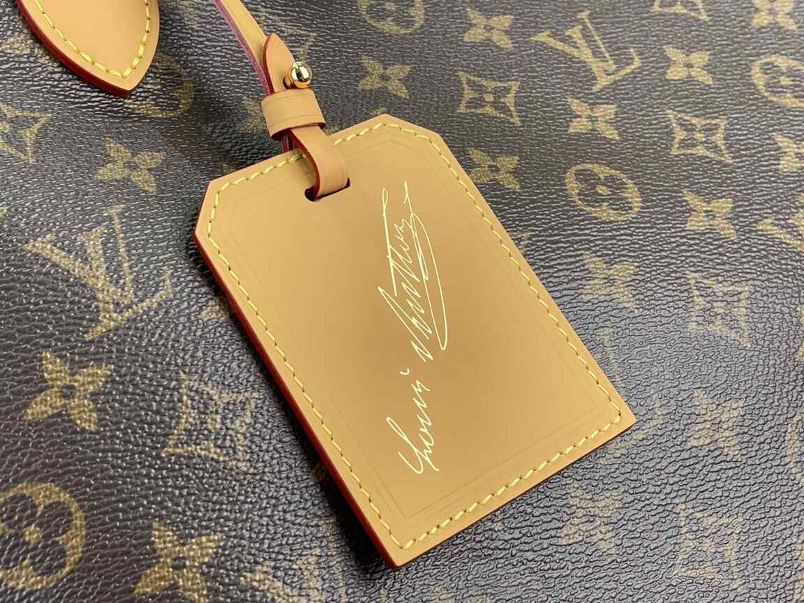 Louis Vuitton Neverfull MM Tote Bag in Monogram Canvas with Natural Leather Trim & Gold Hardware