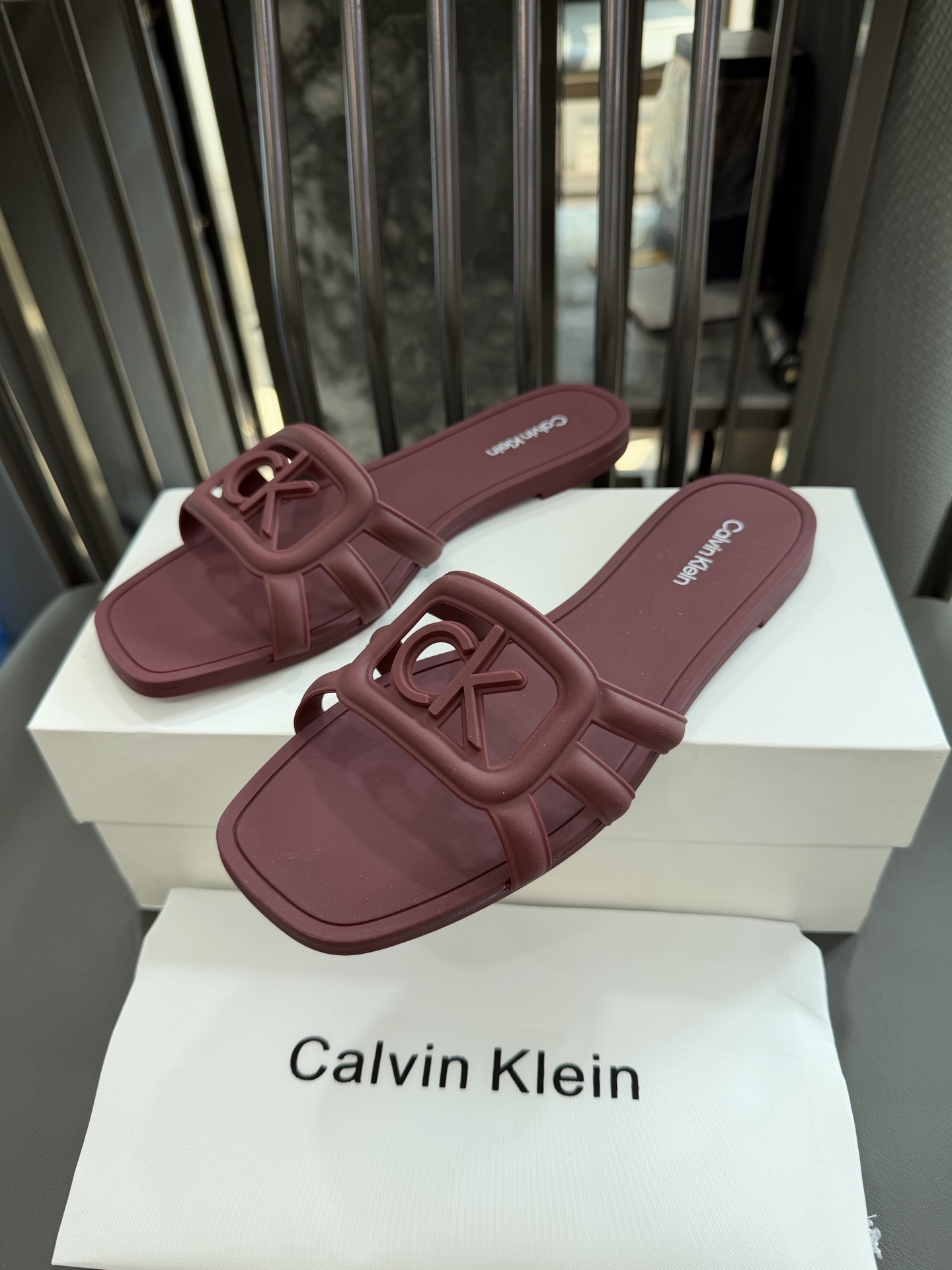 Calvin Klein 2026 Summer CK Logo Jelly Slides – Resort-Ready, Ultra-Soft & Lightweight for Beach & Travel
