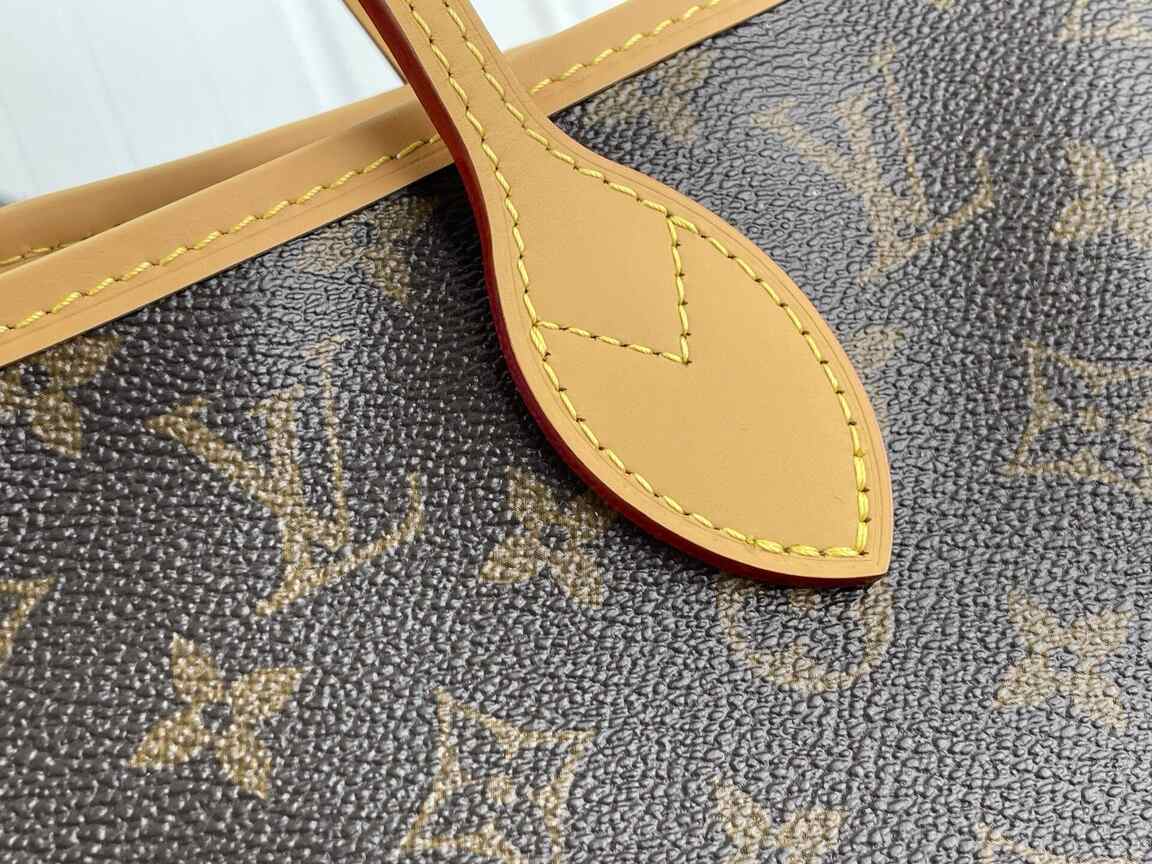 Louis Vuitton Neverfull MM Tote Bag in Monogram Canvas with Natural Leather Trim & Gold Hardware