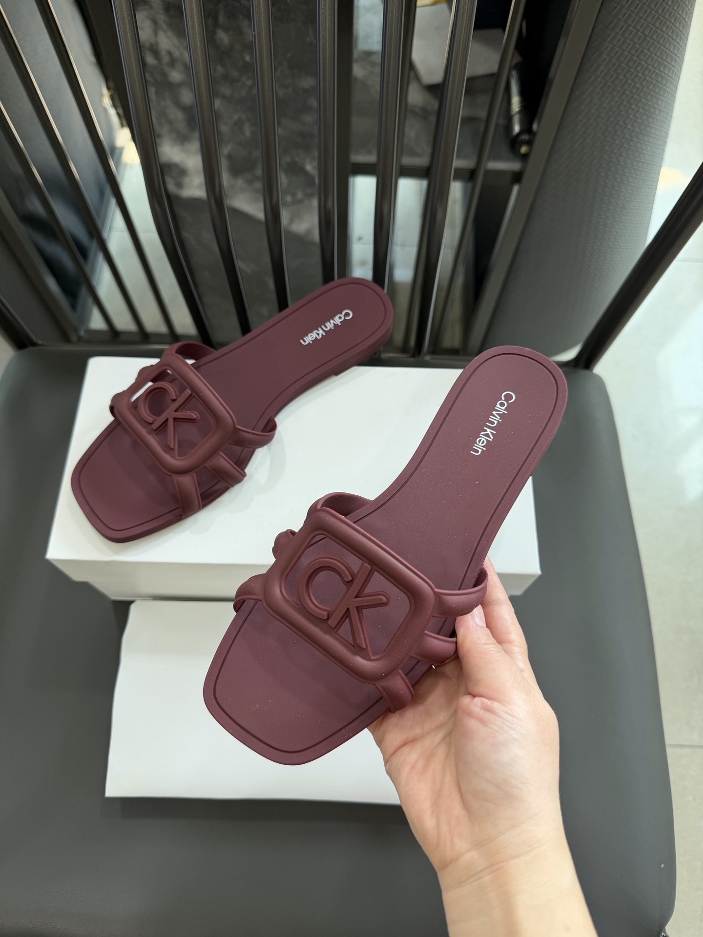 Calvin Klein 2026 Summer CK Logo Jelly Slides – Resort-Ready, Ultra-Soft & Lightweight for Beach & Travel