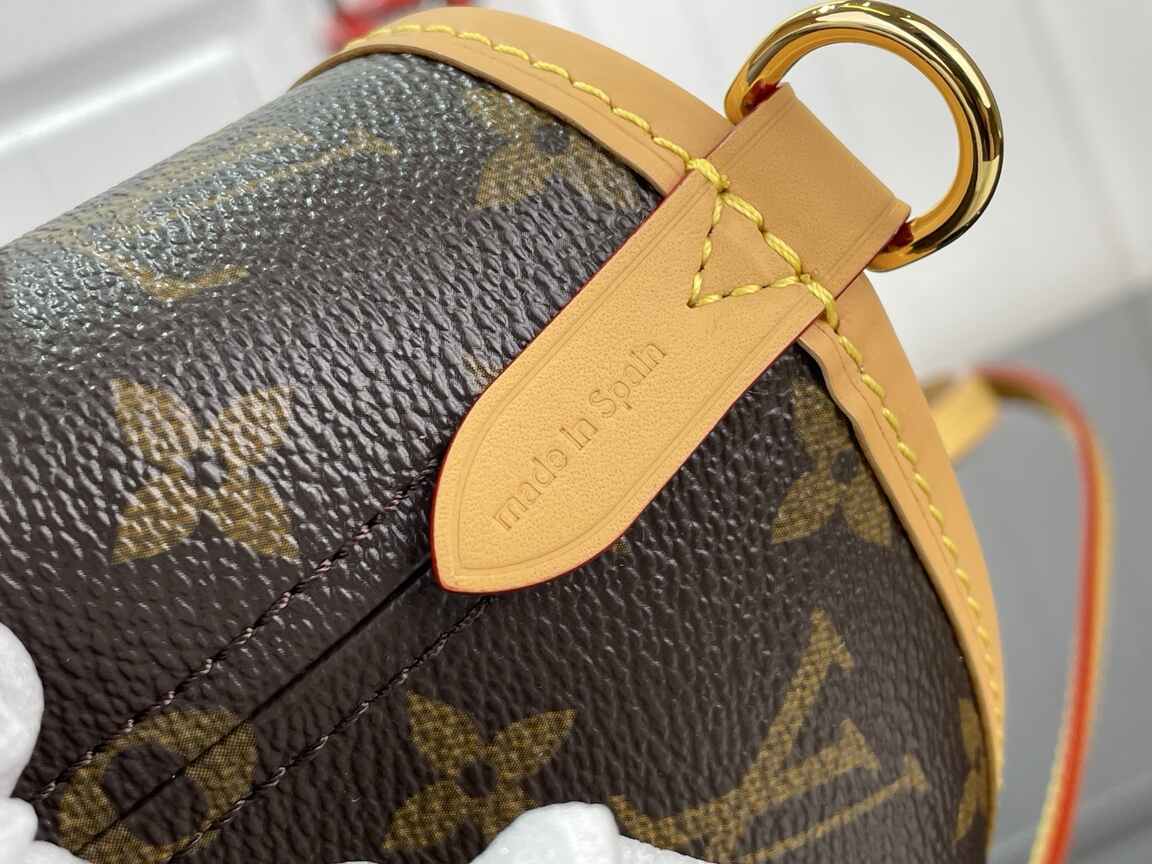 Louis Vuitton Neverfull MM Tote Bag in Monogram Canvas with Natural Leather Trim & Gold Hardware