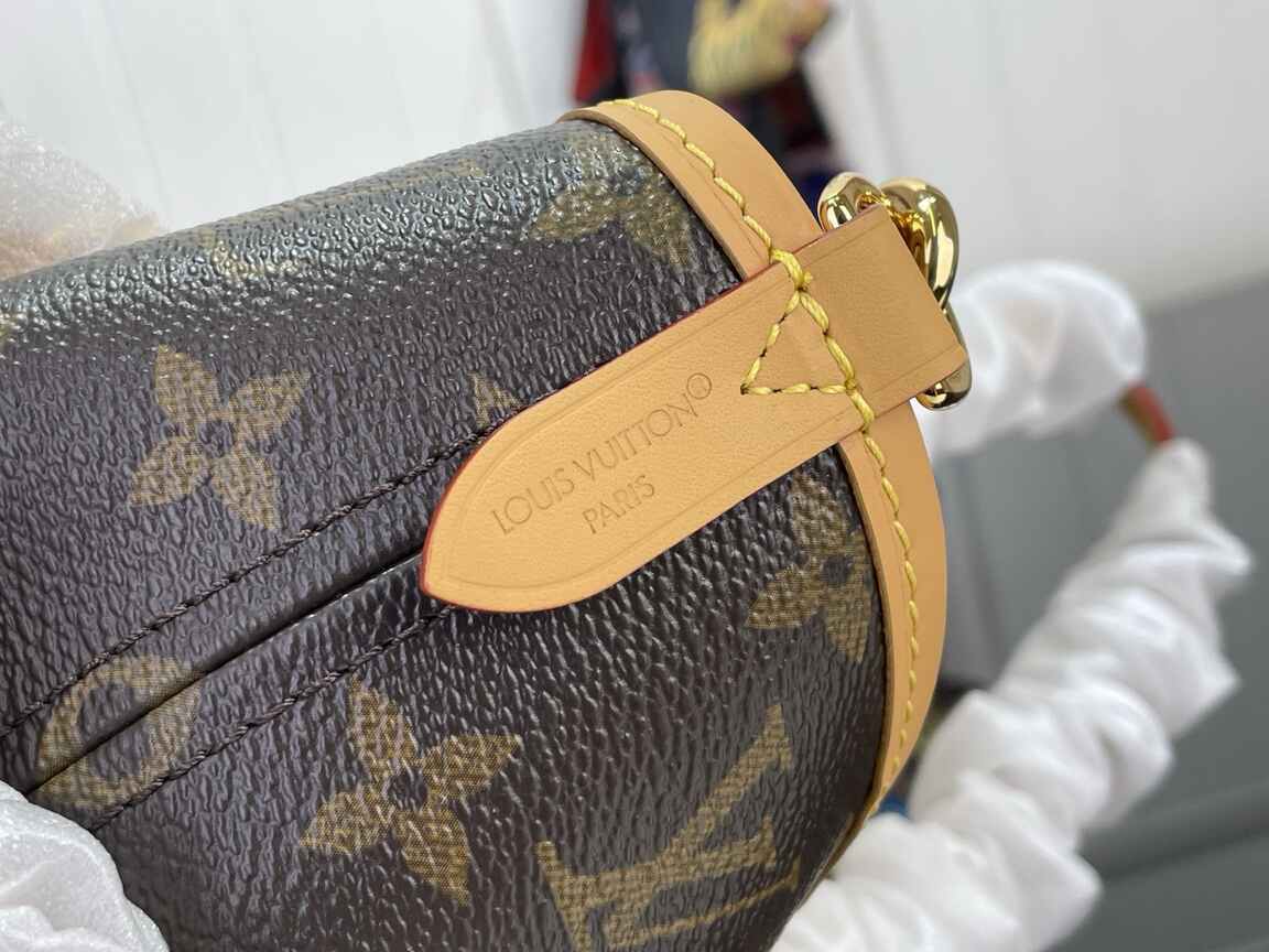 Louis Vuitton Neverfull MM Tote Bag in Monogram Canvas with Natural Leather Trim & Gold Hardware